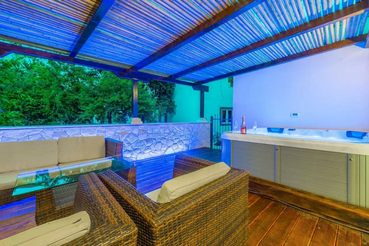 Alena Luxury Apartment With Jacuzzi Split